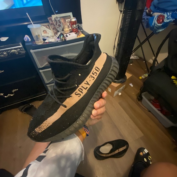 Yeezy 350 V2 Core Black Copper - Picture 4 of 9